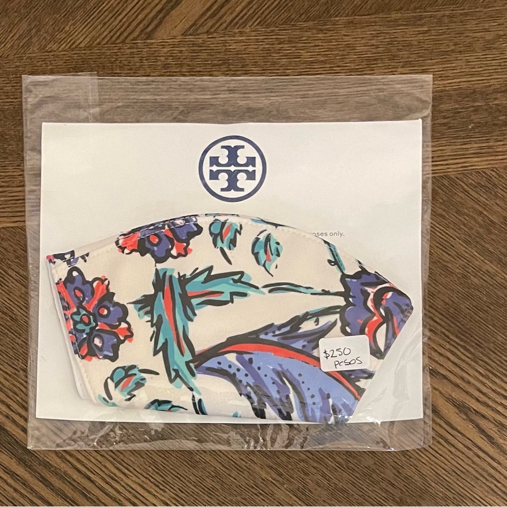 Face mask with pattern